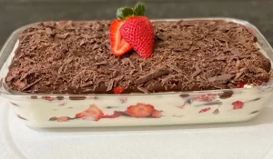 Pavê de morango com chocolate