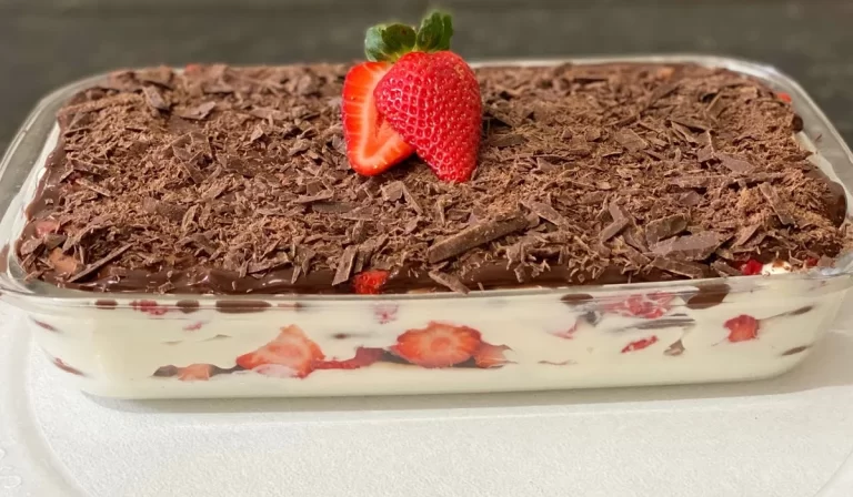Pavê de morango com chocolate