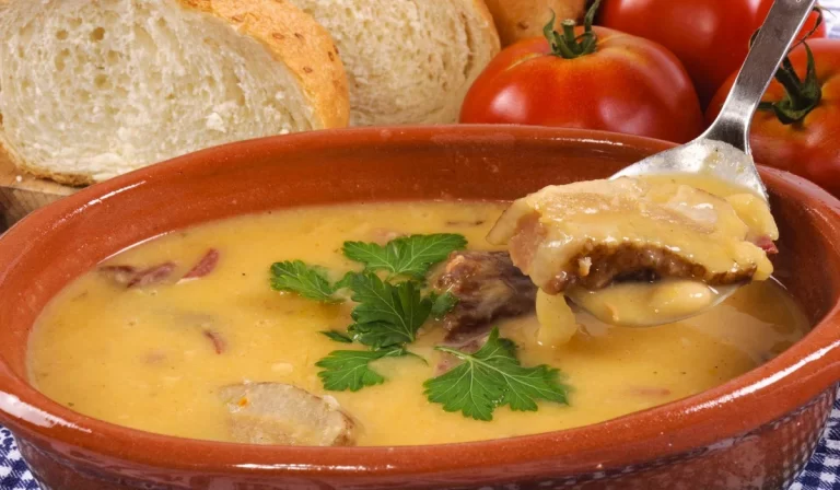 CALDO DE CARNE COM MANDIOCA